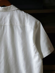 細部にわたるドラゴンの発泡プリント刺繍を特徴とするシャツのクローズアップ。