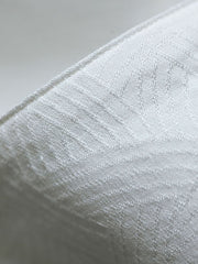 細部にわたるドラゴンの発泡プリント刺繍を特徴とするシャツのクローズアップ。