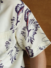 ハワイアンシャツのカジキプリントと高品質な樹脂製ボタンのクローズアップ。