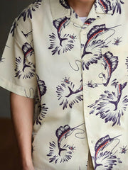 ハワイアンシャツのカジキプリントと高品質な樹脂製ボタンのクローズアップ。