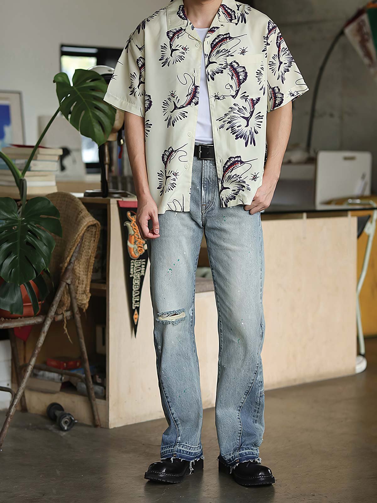 モデルがカジキプリントのハワイアンシャツを着用し、リラックスした夏のスタイリングを展示しています。