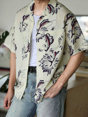 モデルがカジキプリントのハワイアンシャツを着用し、リラックスした夏のスタイリングを展示しています。