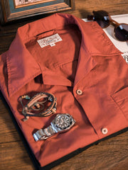 クラシックキューバカラーシャツのフロントビュー。鮮やかなレッド色、キューバカラーと胸ポケットが特徴的。