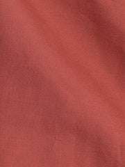 キューバカラーシャツの襟の内側に補強布が施されたクローズアップ画像。素材の詳細と細かい縫製が見える。