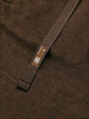 コーデュロイ素材の細畝とコントラスト配色のバックポケットのディテールクローズアップ