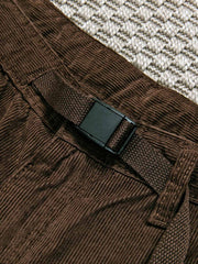 コーデュロイ素材の細畝とコントラスト配色のバックポケットのディテールクローズアップ