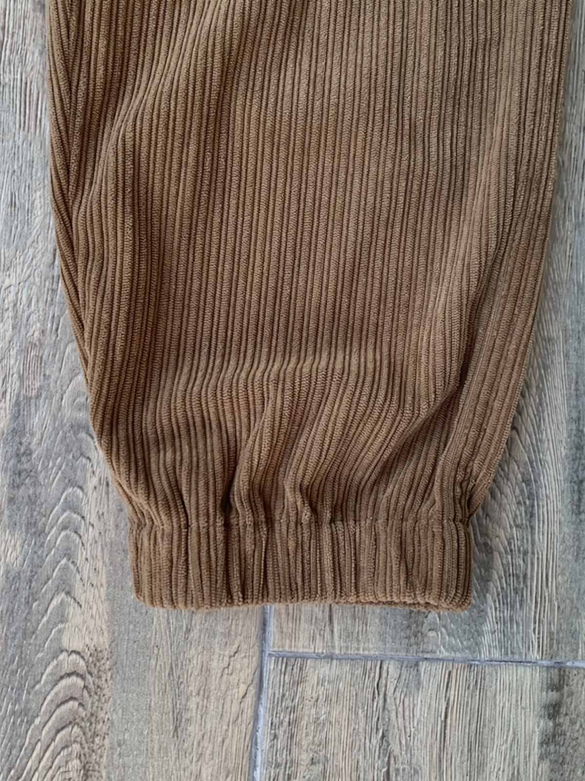 多ポケットデザインとコーデュロイ素材のディテール