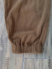 多ポケットデザインとコーデュロイ素材のディテール