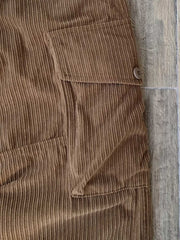 多ポケットデザインとコーデュロイ素材のディテール