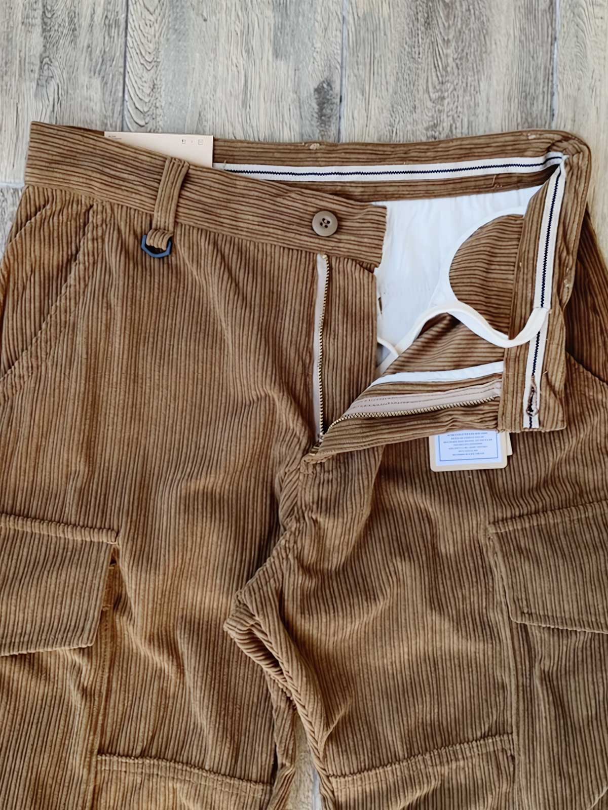 多ポケットデザインとコーデュロイ素材のディテール