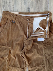 多ポケットデザインとコーデュロイ素材のディテール