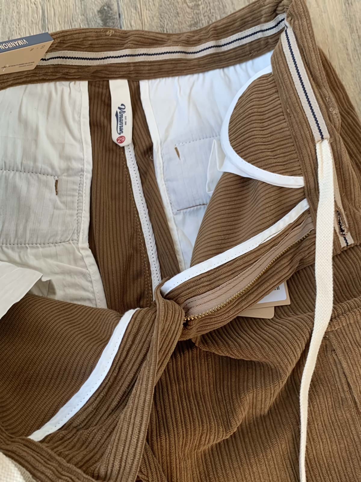 多ポケットデザインとコーデュロイ素材のディテール