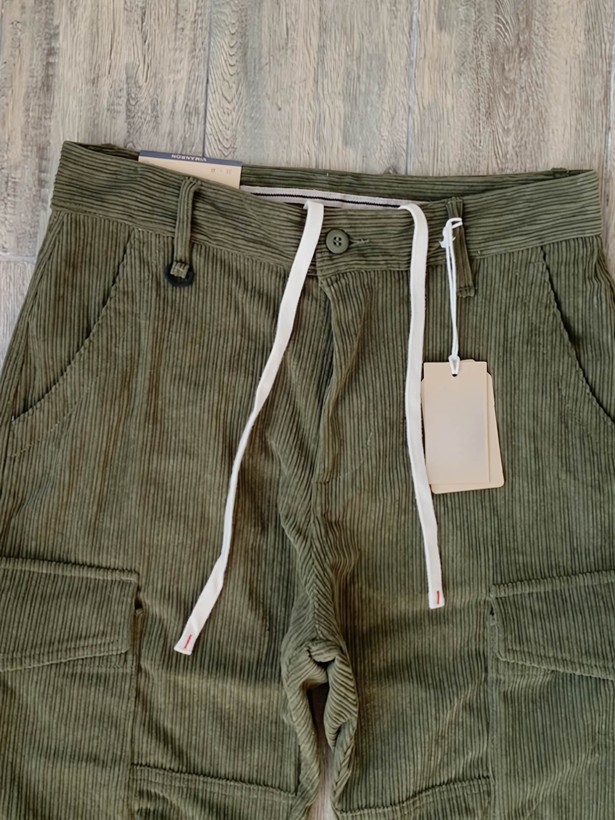 多ポケットデザインとコーデュロイ素材のディテール