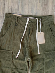 多ポケットデザインとコーデュロイ素材のディテール