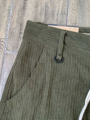 多ポケットデザインとコーデュロイ素材のディテール