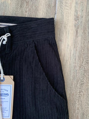 多ポケットデザインとコーデュロイ素材のディテール