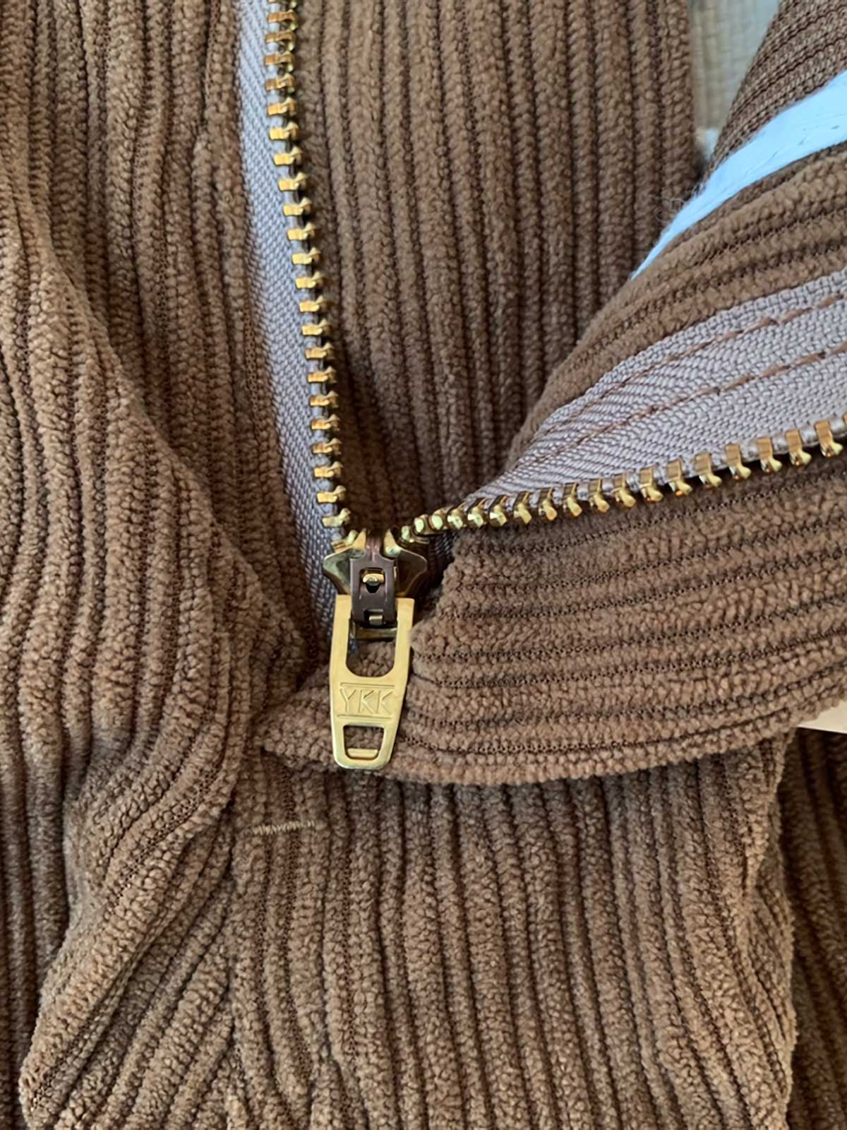 多ポケットデザインとコーデュロイ素材のディテール