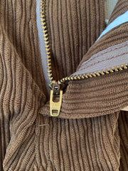 多ポケットデザインとコーデュロイ素材のディテール