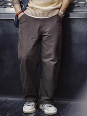 詳細画像: 独特なクロスハッチテクスチャーと耐久性を高めるダブルニーのパッチワークデザインの特写。アメカジスタイルを引き立てるディテール。
モデル画像: モデルが着用したアメカジレトロランバーパンツ。シンプルなワークスタイルとレトロなアメカジ魅力が際立つカジュアルファッションコーディネート。