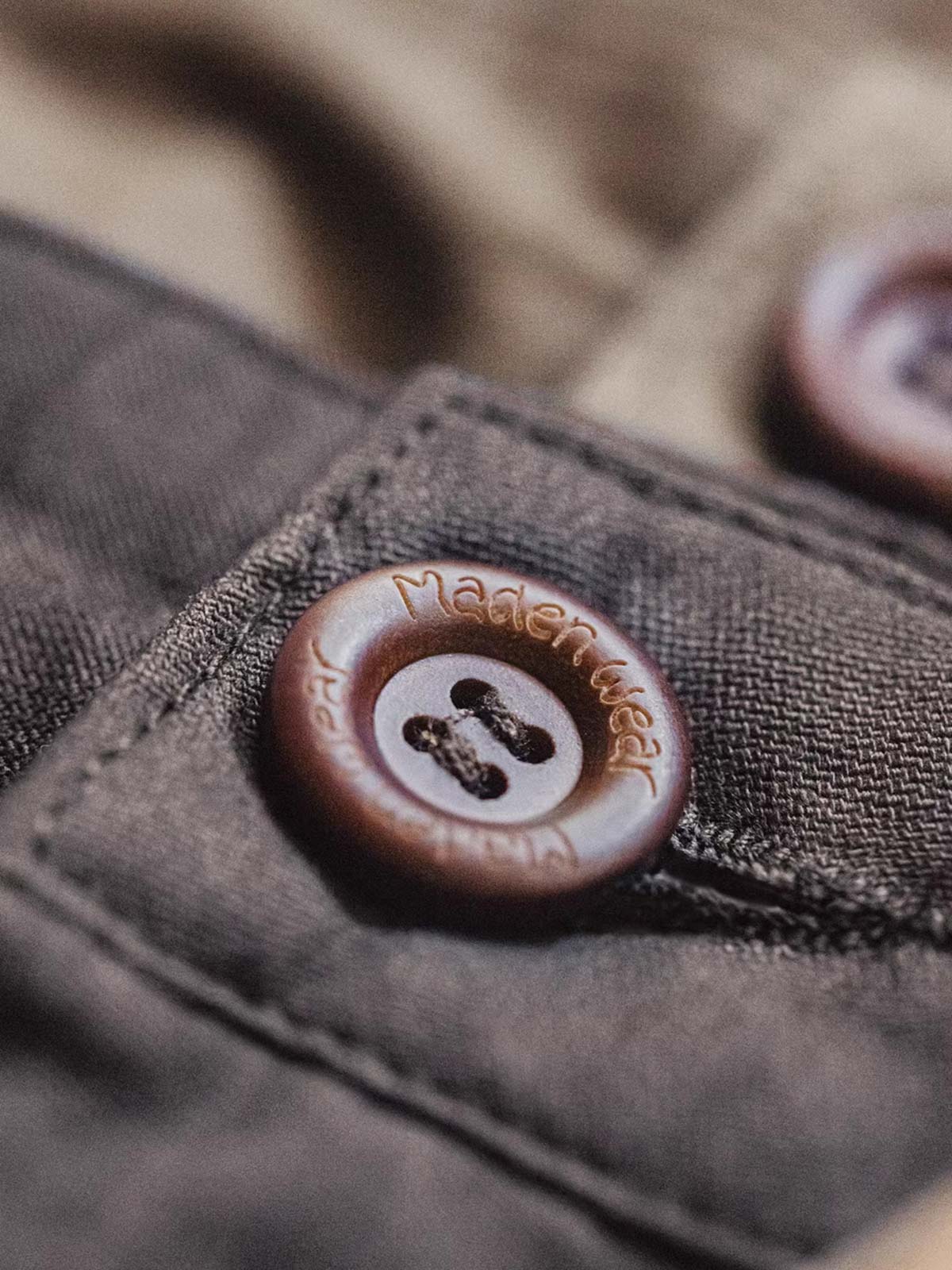 製品画像: アメカジレトロランバーパンツの正面画像。クラシックなストレートデザインと中厚のコットン素材が特徴の万能ワークパンツ。
詳細画像: 独特なクロスハッチテクスチャーと耐久性を高めるダブルニーのパッチワークデザインの特写。アメカジスタイルを引き立てるディテール。