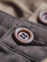 製品画像: アメカジレトロランバーパンツの正面画像。クラシックなストレートデザインと中厚のコットン素材が特徴の万能ワークパンツ。
詳細画像: 独特なクロスハッチテクスチャーと耐久性を高めるダブルニーのパッチワークデザインの特写。アメカジスタイルを引き立てるディテール。