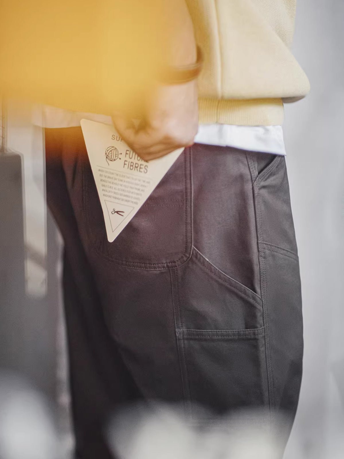 製品画像: アメカジレトロランバーパンツの正面画像。クラシックなストレートデザインと中厚のコットン素材が特徴の万能ワークパンツ。
詳細画像: 独特なクロスハッチテクスチャーと耐久性を高めるダブルニーのパッチワークデザインの特写。アメカジスタイルを引き立てるディテール。