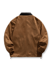 製品画像: カーキとブラックのスエード調ハンティングジャケットのカラーバリエーション
詳細画像: 襟とフラップポケットのワーク風ディテール特写