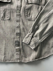 製品画像: アメリカンヴィンテージダブルポケットデニムシャツの全体展示 詳細画像: ダブルポケットデザインとウォッシュ加工されたデニムのディテール