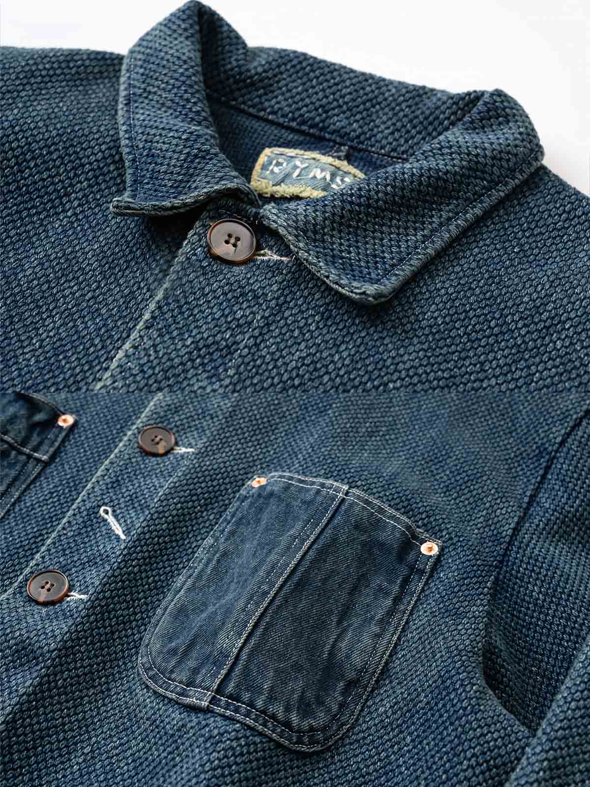 ジャケットのポケットと襟のディテールクローズアップ。伝統と現代技術の融合が、都市生活に適したスタイリッシュな外観を提供します。