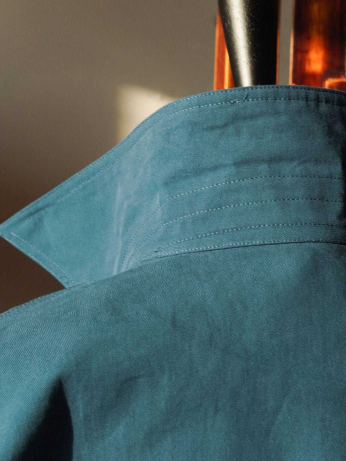 ジャケットのディテールショット、ウール混紡ライニングとジップデザインを展示