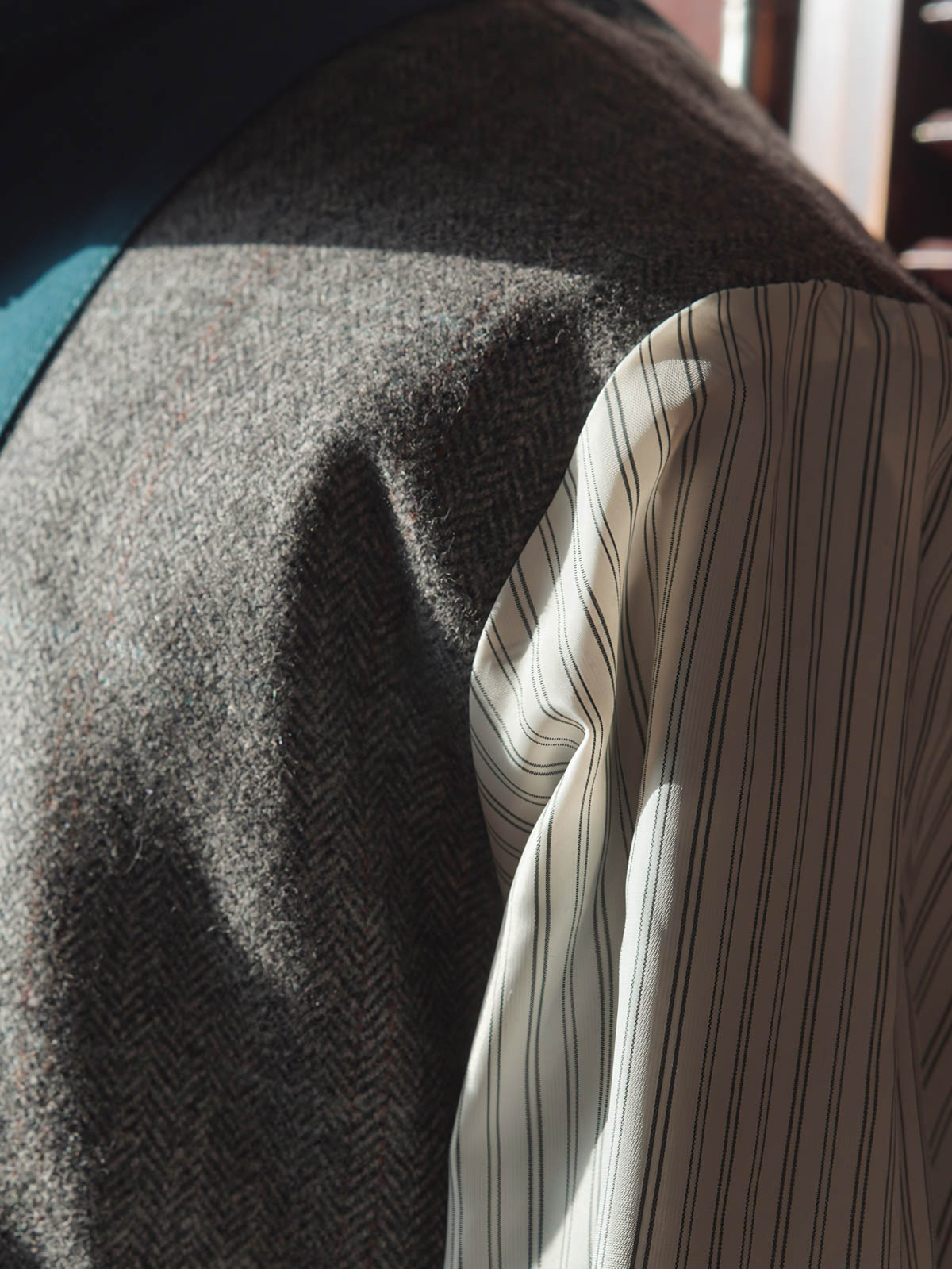 ジャケットのディテールショット、ウール混紡ライニングとジップデザインを展示