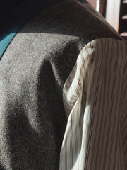 ジャケットのディテールショット、ウール混紡ライニングとジップデザインを展示