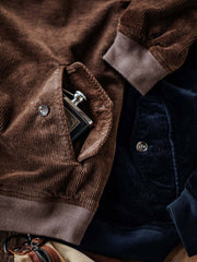 詳細画像: アンバーボタンとTalonジッパーが特徴のコーデュロイジャケット
モデル画像: モデルが着用するコーデュロイハリントンジャケット、秋冬のヴィンテージスタイル