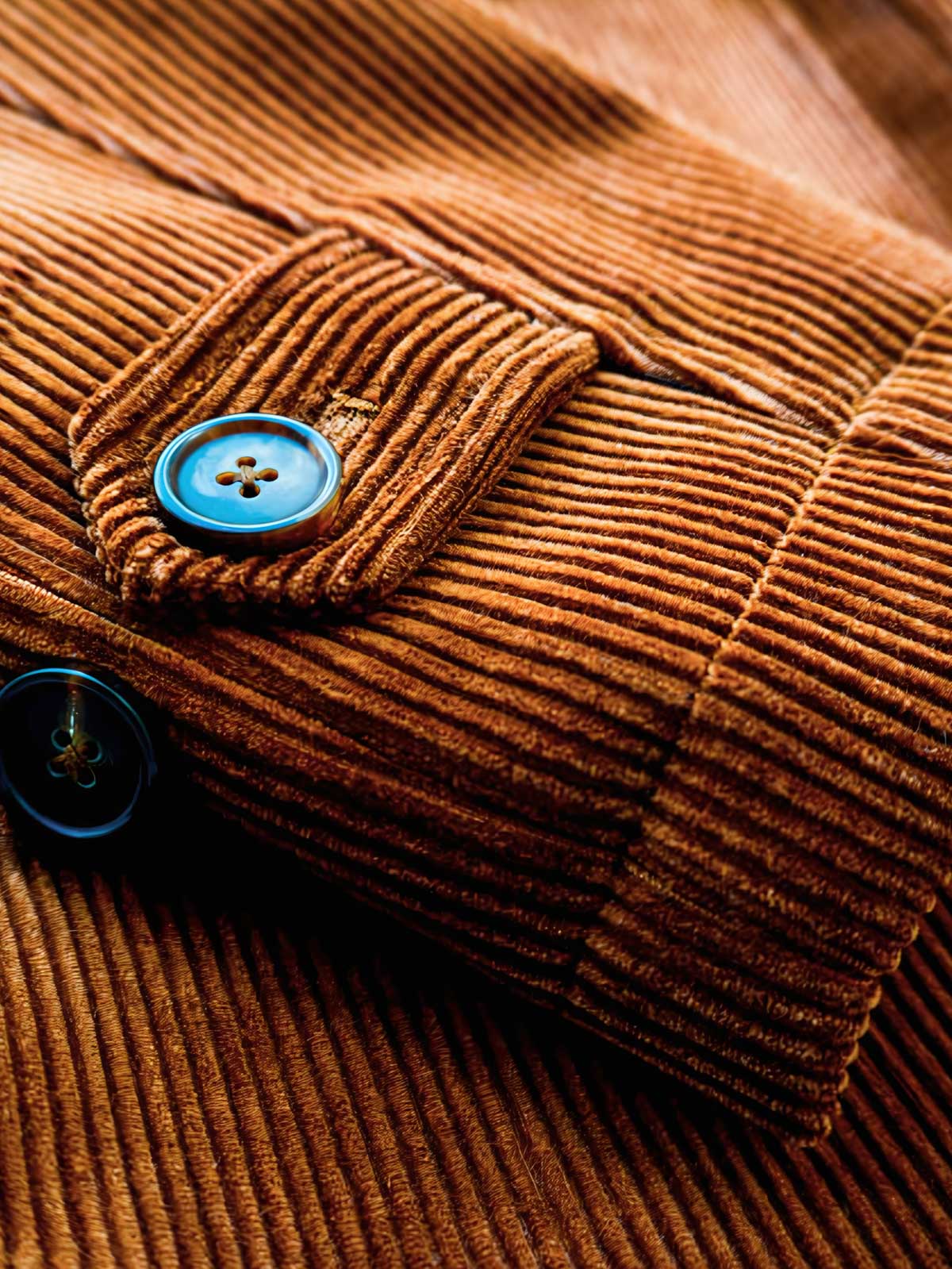 ジャケットのディテール。コーデュロイの質感とウールライニングを示す。