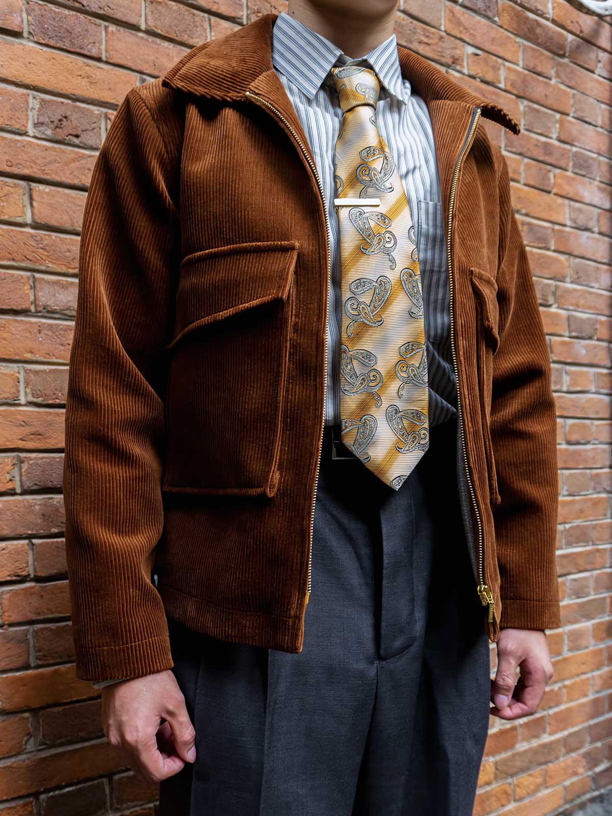 ジャケットのディテール。コーデュロイの質感とウールライニングを示す。