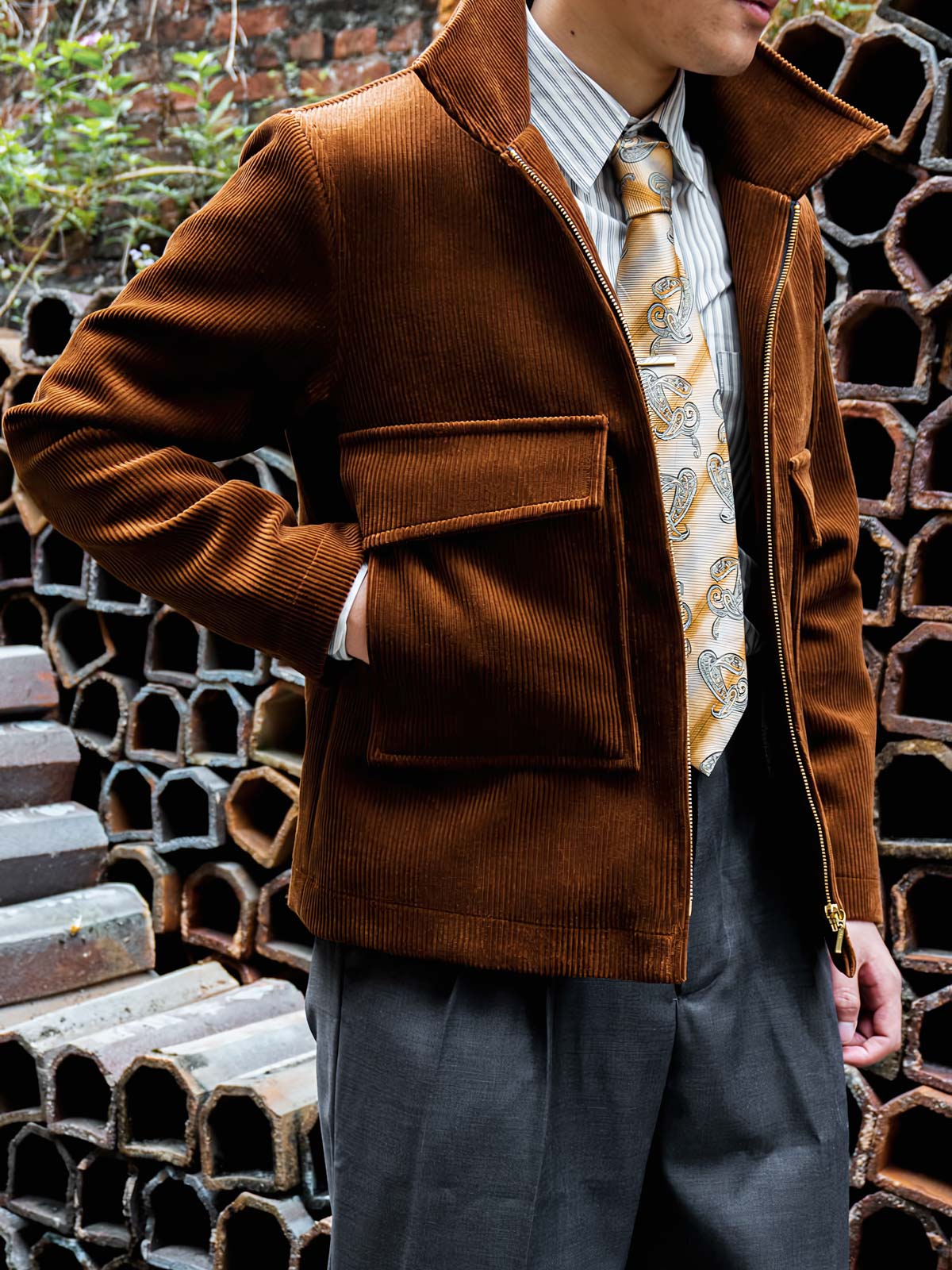 モデルがコーデュロイジャケットを着用し、優れた保温効果とファッション性を表現。