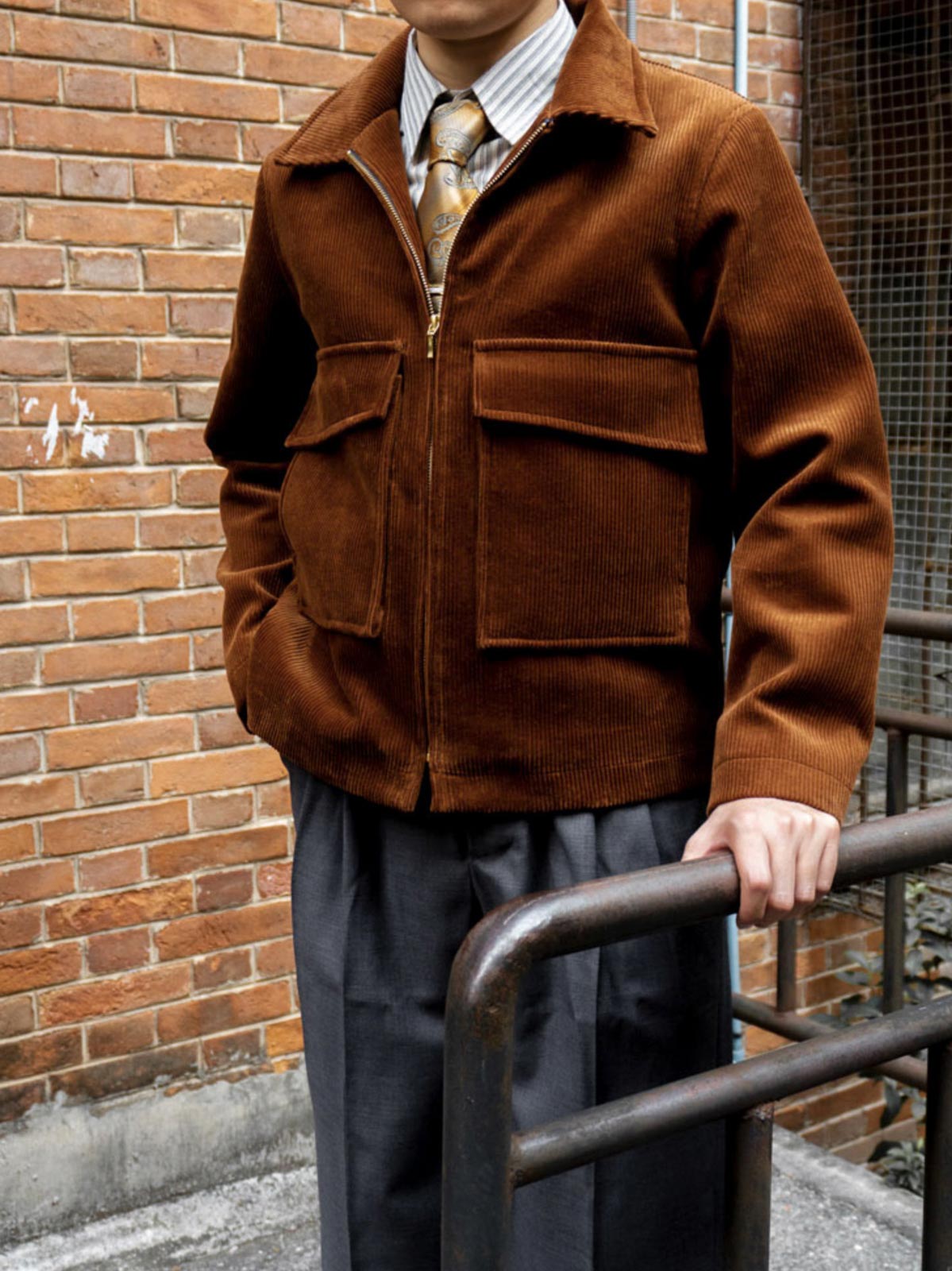 ジャケットのディテール。コーデュロイの質感とウールライニングを示す。