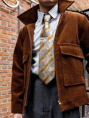 モデルがコーデュロイジャケットを着用し、優れた保温効果とファッション性を表現。