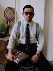 モデルが着用しているアイビーシルクネクタイの展示画像