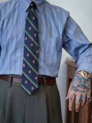 モデルが着用しているアイビーシルクネクタイの展示画像