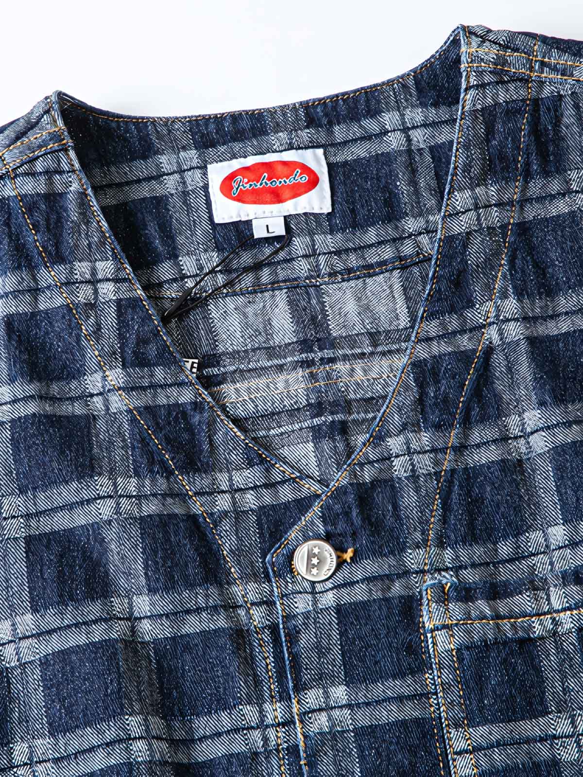 製品画像: ヴィンテージ風ウォッシュドデニムチェック柄ワークベストの正面展示
詳細画像: デニム生地とチェック柄効果のディテール展示