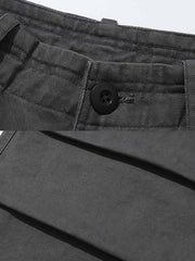 ワークパンツの多ポケットとドローストリングデザインのディテール