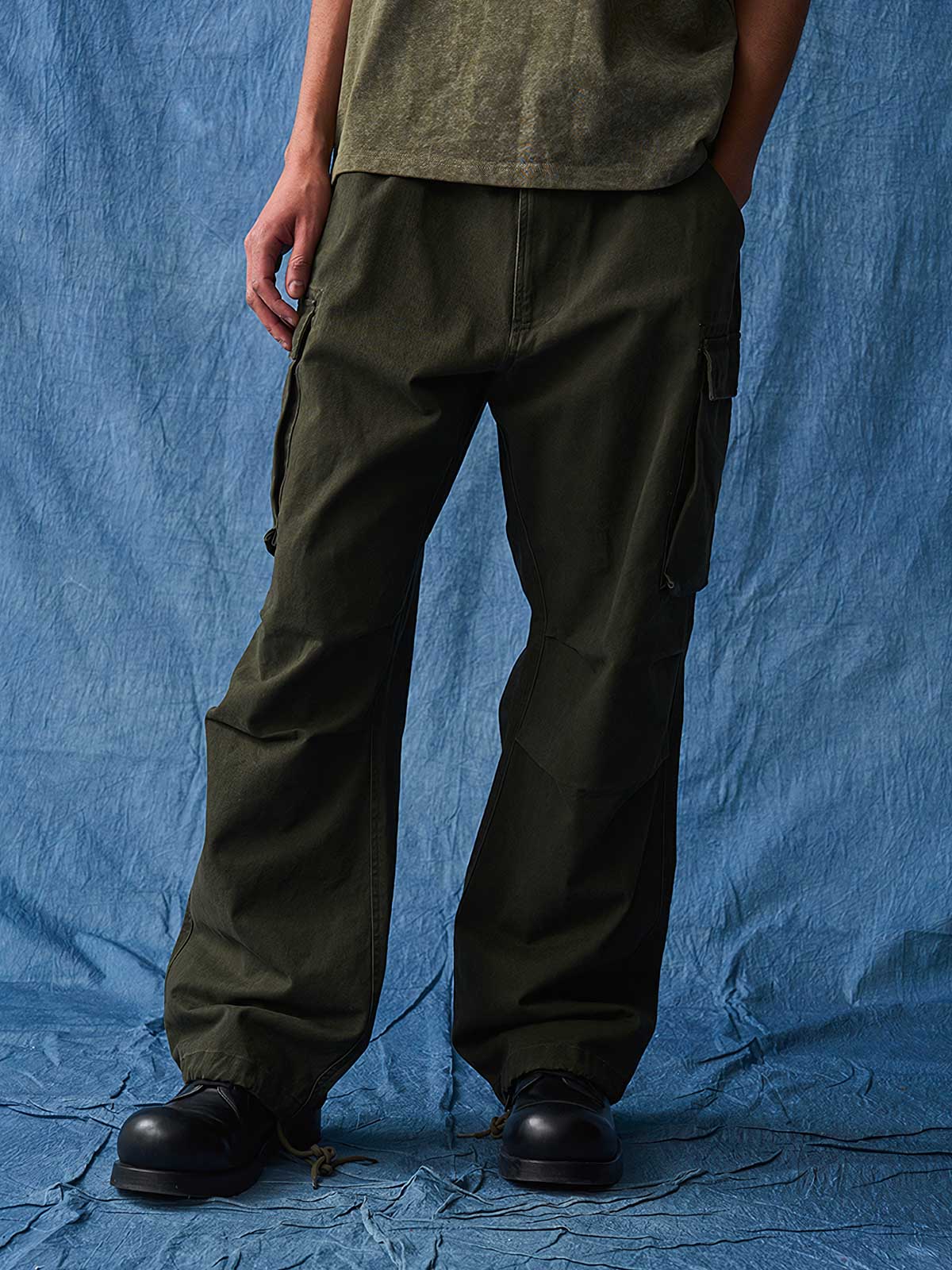 モデルが着用したヴィンテージウォッシュ多ポケットワークパンツ