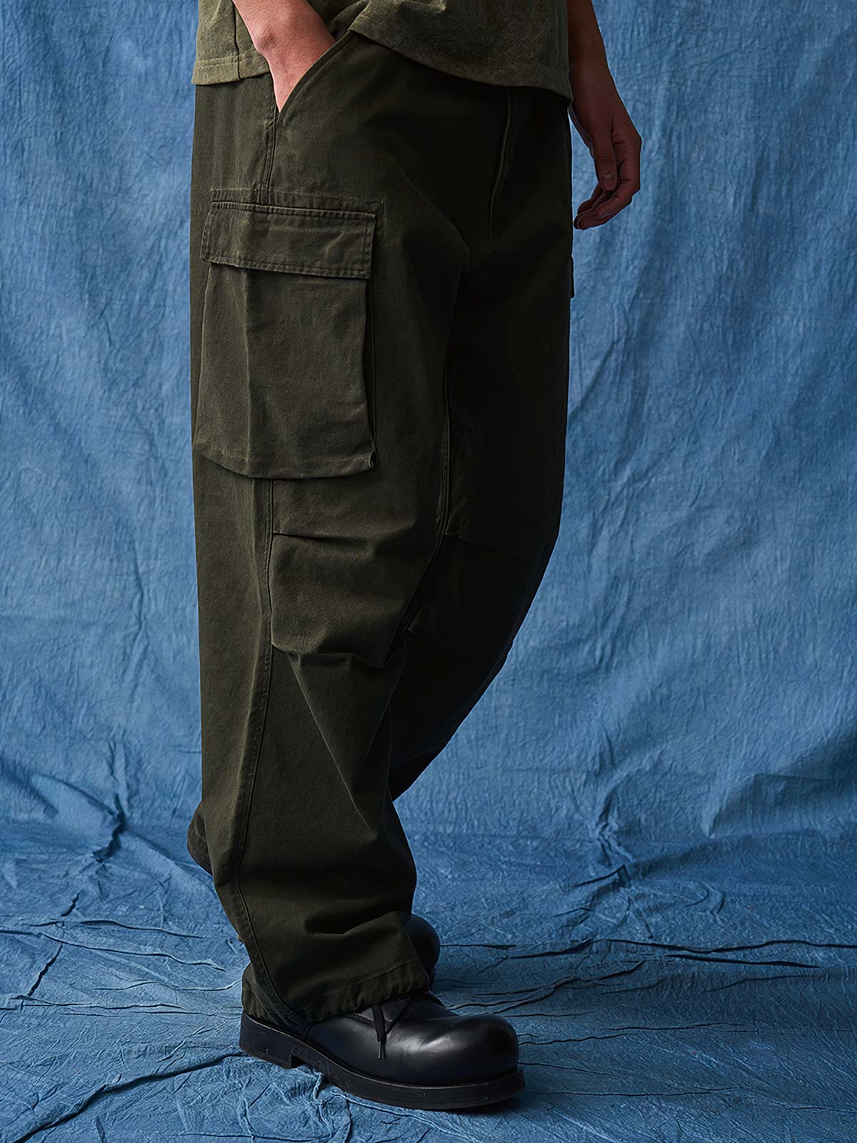 モデルが着用したヴィンテージウォッシュ多ポケットワークパンツ