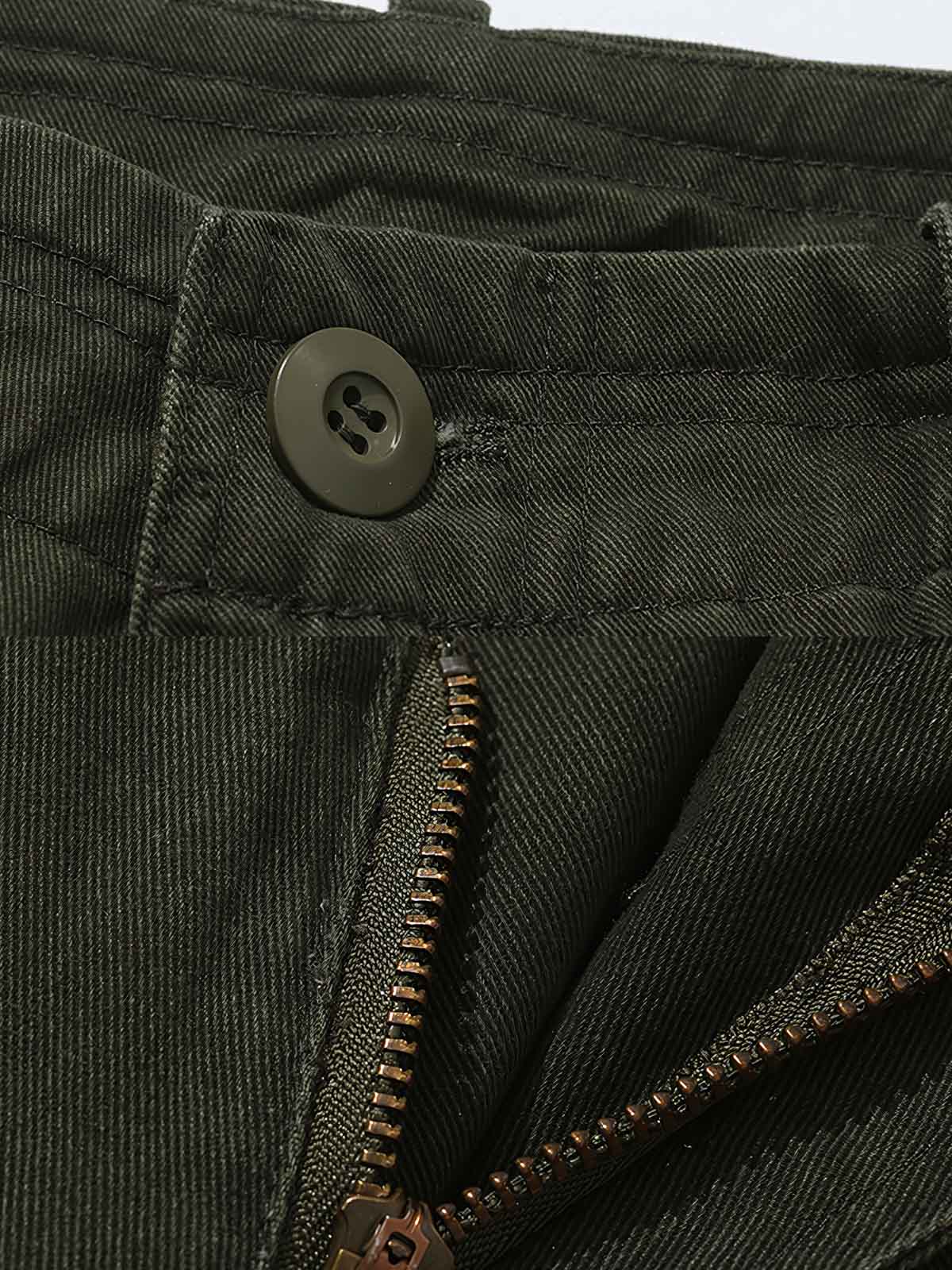 ワークパンツの多ポケットとドローストリングデザインのディテール