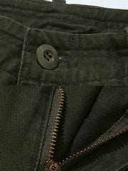 ワークパンツの多ポケットとドローストリングデザインのディテール