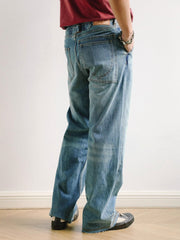 モデル画像:モデルがウォッシュ加工ダメージワイドレッグジーンズを着用した図