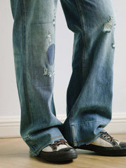 モデル画像:モデルがウォッシュ加工ダメージワイドレッグジーンズを着用した図