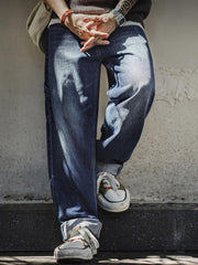 モデル画像: モデルが着用するウォッシュドデニム ロガーパンツ展示図