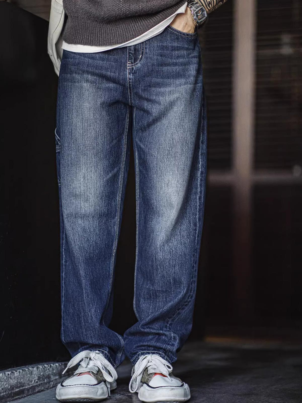 モデル画像: モデルが着用するウォッシュドデニム ロガーパンツ展示図